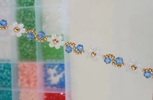 7月7日，手工活外發(fā)加工正規(guī)廠家直接發(fā)貨，手工靈活就業(yè)好選擇，開手工加工廠，手工之家始終重視外發(fā)加工，圖為飾品類串珠手工產(chǎn)品剪影