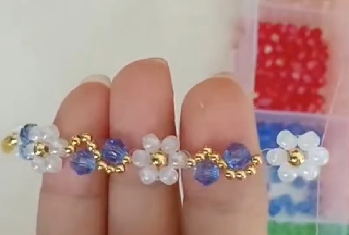 7月7日，手工活外發(fā)加工正規(guī)廠家直接發(fā)貨，手工靈活就業(yè)好選擇，開手工加工廠，手工之家始終重視外發(fā)加工，圖為飾品類串珠手工產(chǎn)品剪影