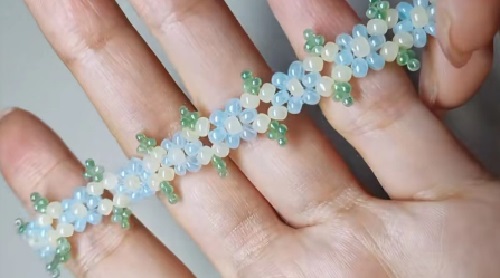 7月12日，在家做的手工活正規(guī)平臺，在家可以做的兼職工作，居家靈活就業(yè)好副業(yè)，開手工加工廠，手工之家純手工加工銷售讓合作人員收入很好，圖為串珠米珠繡手工產品剪影