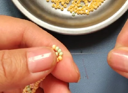 7月18日，在家兼職手工活，靈活就業(yè)創(chuàng)業(yè)手工副業(yè)，開手工加工廠，手工之家與合作人員一起成長(zhǎng)收獲，圖為串珠米珠繡純手工產(chǎn)品剪影
