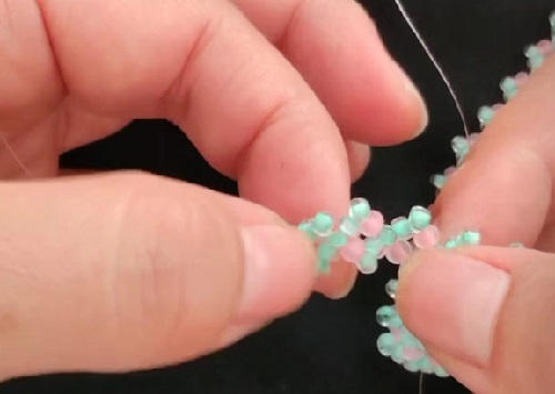 7月22日，手工活兼職是真的嗎？居家專兼職的好副業(yè)，做手工傳承官，開手工加工廠，在手工之家，成績(jī)和榮譽(yù)都是大家的，圖為串珠米珠繡純手工加工剪影