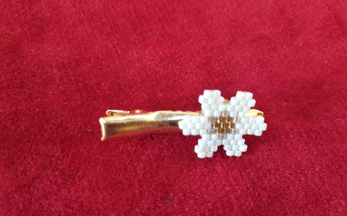 7月23日，在家兼職手工活，帶回家做的手工項(xiàng)目，做手工傳承官，合作長期穩(wěn)定，因?yàn)槭止ぶ液褪止な聵I(yè)一直在創(chuàng)新發(fā)展，圖為串珠米珠繡純手工產(chǎn)品剪影