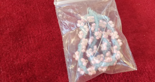 7月27日，可在家做的兼職手工活，在家做串珠手工掙錢，做手工傳承官，在手工之家掙錢，要堅(jiān)持做好這四點(diǎn)，圖為串珠米珠繡純手工產(chǎn)品剪影
