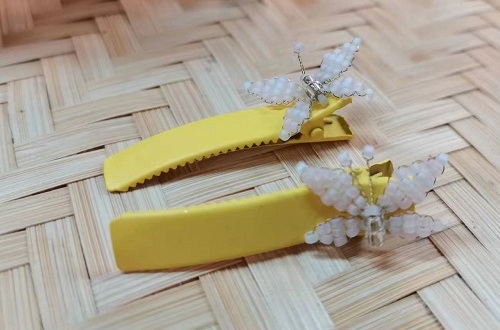 8月3日，家里干的手工活兼職，純手工加工項(xiàng)目，做手工傳承官，在手工之家，做得多，收入更好，圖為串珠米珠繡純手工產(chǎn)品剪影