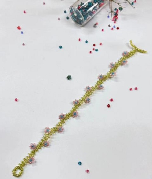 9月9日，手工活接單平臺，想接正規(guī)廠家的手工，做手工傳承官，與手工之家合作，合作內(nèi)容多，收入也多，圖為串珠米珠繡純手工產(chǎn)品剪影