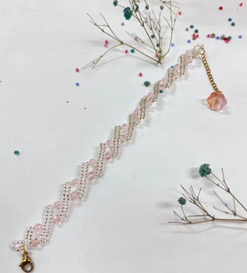 9月11日，在家里就能賺錢的工作，靈活就業(yè)好副業(yè)，手工活加工外發(fā)回收，做手工傳承官，與手工之家合作，穩(wěn)定可靠，心里踏實(shí)，圖為串珠米珠繡純手工產(chǎn)品剪影