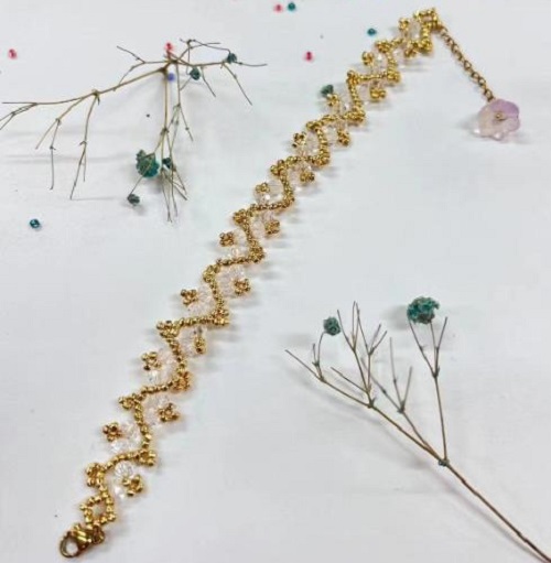 9月11日，在家里就能賺錢的工作，靈活就業(yè)好副業(yè)，手工活加工外發(fā)回收，做手工傳承官，與手工之家合作，穩(wěn)定可靠，心里踏實(shí)，圖為串珠米珠繡純手工產(chǎn)品剪影