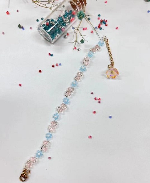 9月16日，在家就能賺錢的工作，拿回家做的手工活，做手工傳承官，手工之家的純手工，多種業(yè)務(wù)能同時做，圖為串珠米珠繡純手工產(chǎn)品剪影