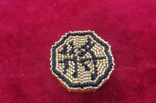 9月19日，能在家做的手工項目，做手工傳承官，輕創(chuàng)業(yè)做手工掙錢，在手工之家，找到適合自己的合作，收入更好，圖為串珠米珠繡純手工產(chǎn)品剪影