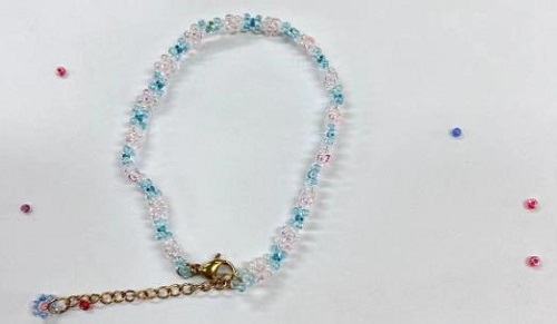 9月21日，手工活從哪里找廠家，想接正規(guī)廠家的手工輕資產(chǎn)創(chuàng)業(yè)，做手工傳承官，與手工之家合作，看自己的情況選擇收入更好，圖為串珠米珠繡純手工產(chǎn)品剪影