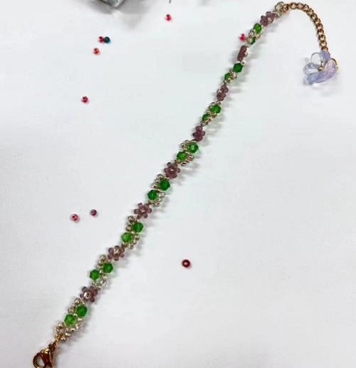 9月21日，手工活從哪里找廠家，想接正規(guī)廠家的手工輕資產(chǎn)創(chuàng)業(yè)，做手工傳承官，與手工之家合作，看自己的情況選擇收入更好，圖為串珠米珠繡純手工產(chǎn)品剪影