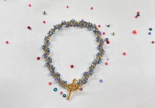 9月25日，在家就能賺錢的工作，兼職手工在家可做，輕資產(chǎn)創(chuàng)業(yè)的手工，做手工傳承官，在手工之家，堅守和實事求是地創(chuàng)新，成就純手工事業(yè)，圖為串珠米珠繡手工材料剪影