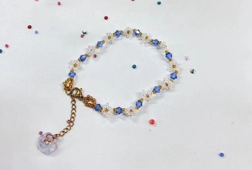 9月25日，在家就能賺錢的工作，兼職手工在家可做，輕資產(chǎn)創(chuàng)業(yè)的手工，做手工傳承官，在手工之家，堅守和實事求是地創(chuàng)新，成就純手工事業(yè)，圖為串珠米珠繡手工材料剪影