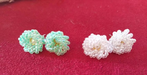 10月16日，手工活兼職可帶回家，手工靈活的副業(yè)創(chuàng)業(yè)項(xiàng)目，做手工傳承官微創(chuàng)業(yè)，因?yàn)榱私?，手工之家深受大家信任和支持，圖為串珠米珠繡純手工產(chǎn)品剪影