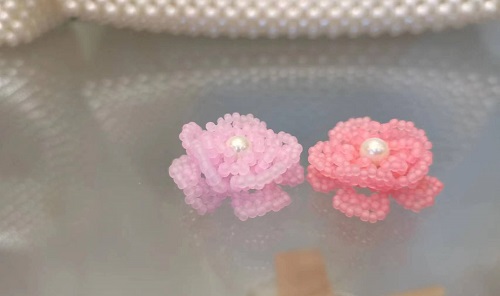 10月17日，可在家做的兼職手工活, 想接正規(guī)廠家的手工創(chuàng)業(yè)項目，輕資產創(chuàng)業(yè)做手工傳承官，與手工之家合作，這里的產品是事業(yè)的根本，圖為串珠米珠繡純手工產品剪影