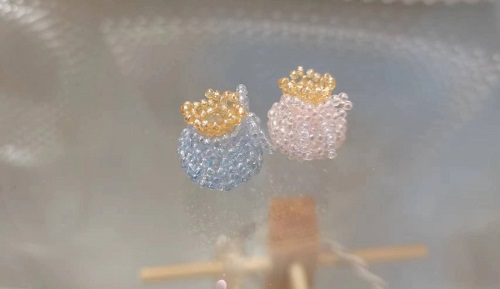 10月22日，手工活外發(fā)加工正規(guī)的廠家，微創(chuàng)業(yè)做手工傳承官，開手工加工廠，大家與手工之家始終是平等、共贏的關(guān)系，圖為串珠米珠繡純手工產(chǎn)品剪影