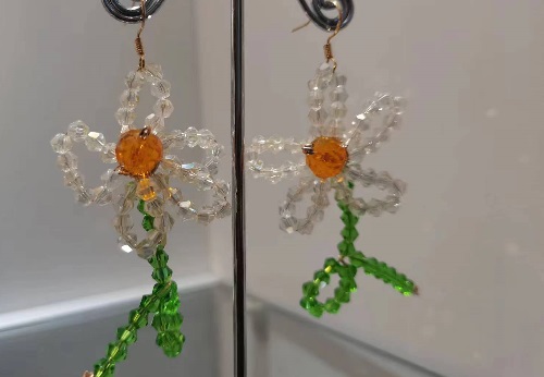 10月23日，在家做的手工小成本創(chuàng)業(yè)項(xiàng)目，手工兼職創(chuàng)業(yè)的正規(guī)網(wǎng)站，開飾品加工廠，做手工傳承官，在手工之家，重視與每一位人員的合作，圖為串珠米珠繡純手工產(chǎn)品剪影