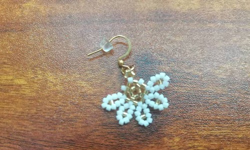 11月10日，手工活拿回家做，靈活就業(yè)手工創(chuàng)業(yè)居家掙錢，微創(chuàng)業(yè)做手工傳承官，與手工之家合作，手工加工等業(yè)務(wù)好做又掙錢，圖為串珠米珠繡純手工產(chǎn)品剪影