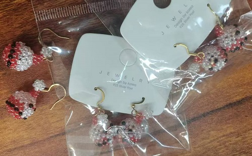 11月14日，外發(fā)手工領(lǐng)回家做，靈活副業(yè)創(chuàng)業(yè)，低成本做手工傳承官，在手工之家，選擇怎樣的合作，大家說(shuō)了算，圖為串珠純米珠繡純手工產(chǎn)品剪影