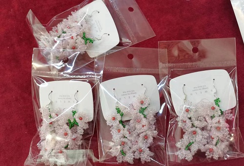 11月15日，手工活拿回家做在哪里找，居家副業(yè)創(chuàng)業(yè)，微創(chuàng)業(yè)做手工傳承官，在手工之家，純手工讓大家一年四季有錢掙，圖為串珠米珠繡手工產品材料剪影