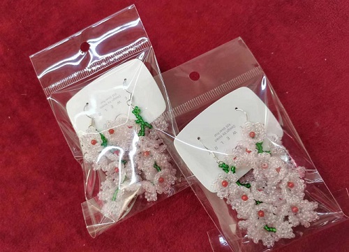 11月29日，在家能做的手工活兼職，帶回家做的手工創(chuàng)業(yè)項目，微創(chuàng)業(yè)做手工傳承官，手工之家服務(wù)好，圖為串珠米珠繡純手工產(chǎn)品剪影