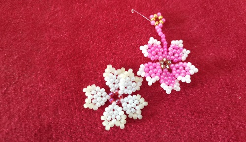 12月5日，手工活接單正規(guī)平臺(tái)，拿回家做的手工創(chuàng)業(yè)項(xiàng)目，小成本創(chuàng)業(yè)做手工傳承官，在手工之家，產(chǎn)品、市場(chǎng)，合作、服務(wù)都有實(shí)實(shí)在在的行動(dòng)，圖為串珠米珠繡純手工產(chǎn)品剪影