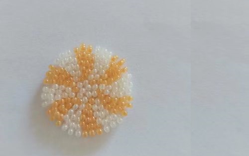 12月27日，手工活拿回家做在哪里找，小成本創(chuàng)業(yè)做手工傳承官，帶回家做的手工創(chuàng)業(yè)項目，依靠手工之家，大家通過手工有了好收入，圖為串珠米珠繡純手工產(chǎn)品剪影
