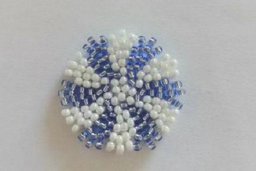 12月27日，手工活拿回家做在哪里找，小成本創(chuàng)業(yè)做手工傳承官，帶回家做的手工創(chuàng)業(yè)項目，依靠手工之家，大家通過手工有了好收入，圖為串珠米珠繡純手工產(chǎn)品剪影