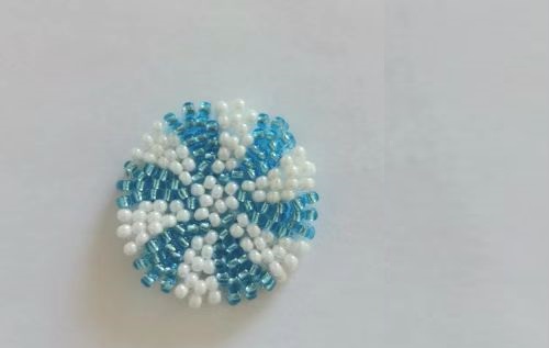 12月27日，手工活拿回家做在哪里找，小成本創(chuàng)業(yè)做手工傳承官，帶回家做的手工創(chuàng)業(yè)項目，依靠手工之家，大家通過手工有了好收入，圖為串珠米珠繡純手工產(chǎn)品剪影