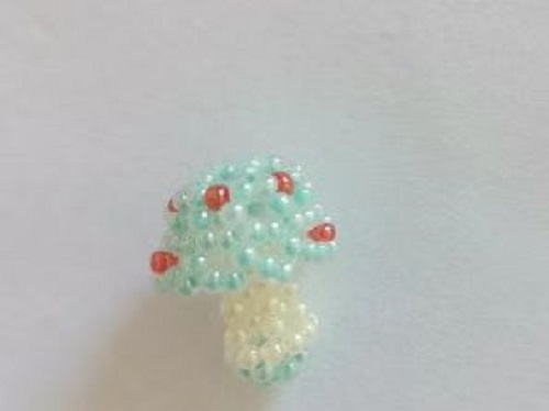 12月30日，手工活外發(fā)加工正規(guī)廠家直接發(fā)貨，微創(chuàng)業(yè)做手工傳承官，在家做的手工創(chuàng)業(yè)項(xiàng)目，手工之家的純手工事業(yè)有根基，圖為串珠米珠繡純手工產(chǎn)品剪影