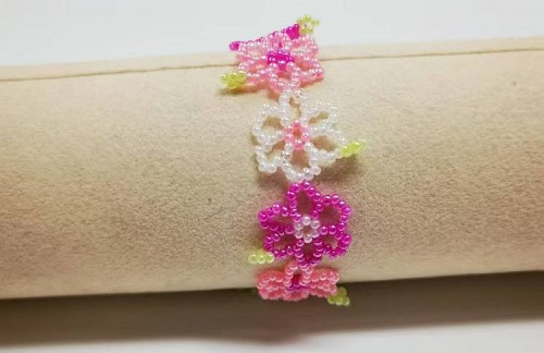 12月31日，在家里就能賺錢的工作，靈活就業(yè)副業(yè)創(chuàng)業(yè)，手工活加工外發(fā)回收，微創(chuàng)業(yè)開手工加工廠，靈活掙錢增收，與手工之家合作穩(wěn)定可靠，圖為串珠米珠繡純手工產(chǎn)品剪影