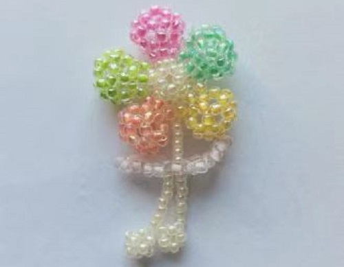 1月1日，家里干的手工活兼職，帶回家做的手工就業(yè)創(chuàng)業(yè)項(xiàng)目，微創(chuàng)業(yè)做手工傳承官，手工之家的純手工有市場(chǎng)、好加工，圖為串珠米珠繡純手工產(chǎn)品剪影