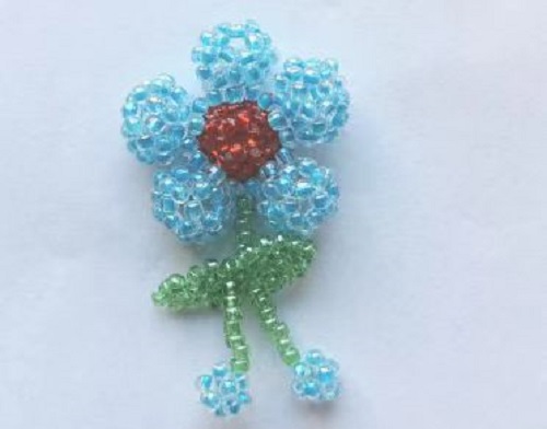 1月1日，家里干的手工活兼職，帶回家做的手工就業(yè)創(chuàng)業(yè)項(xiàng)目，微創(chuàng)業(yè)做手工傳承官，手工之家的純手工有市場(chǎng)、好加工，圖為串珠米珠繡純手工產(chǎn)品剪影