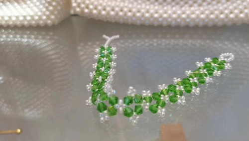 1月3日，兼職手工活可以帶回家做，小成本創(chuàng)業(yè)做手工傳承官，居家手工創(chuàng)業(yè)，手工之家的純手工給大家更多掙錢(qián)的渠道和方法，圖為串珠米珠繡純手工產(chǎn)品剪影