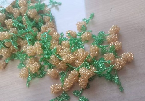 1月12日，手工兼職在家做，拿回家做的手工副業(yè)創(chuàng)業(yè)，微創(chuàng)業(yè)做手工傳承官，選擇手工之家，因?yàn)檫@里創(chuàng)新、誠(chéng)信，圖為串珠米珠繡手工產(chǎn)品剪影