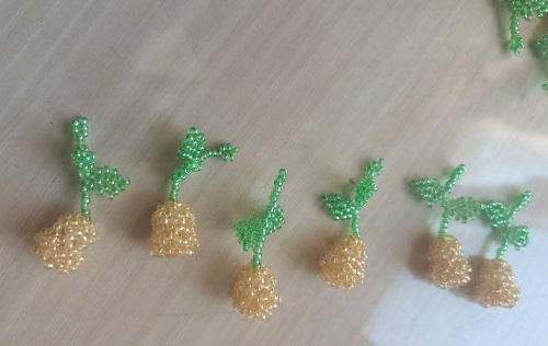1月12日，手工兼職在家做，拿回家做的手工副業(yè)創(chuàng)業(yè)，微創(chuàng)業(yè)做手工傳承官，選擇手工之家，因?yàn)檫@里創(chuàng)新、誠(chéng)信，圖為串珠米珠繡手工產(chǎn)品剪影