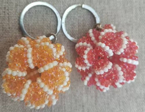 1月13日，拿回家做的手工活，在家掙錢的副業(yè)創(chuàng)業(yè)，小本創(chuàng)業(yè)做手工傳承官，手工之家的合作方式和業(yè)務選擇多，圖為串珠米珠繡手工產(chǎn)品剪影
