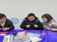 跟家人一起做手工活，閑暇之余在家掙個零花錢