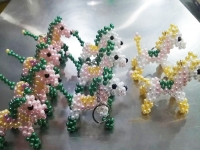 6月14日，全國正規(guī)手工活平臺有哪些，農村手工活加工項目，手工之家實現(xiàn)創(chuàng)業(yè)夢想的好地方，圖為勵志珠珠繡串珠手工產(chǎn)品剪影