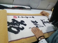 9月25日，可以帶回家做的手工活，在家做手工活掙錢(qián)，手工之家是大家居家就業(yè)創(chuàng)業(yè)的好選擇，圖為勵(lì)志珠珠繡串珠手工成品倉(cāng)庫(kù)驗(yàn)收剪影