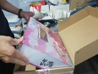 9月26日，寄到家做的手工活，代加工手工活，手工之家的合作方式滿足加工人員的需要，圖為勵(lì)志珠珠繡手工材料倉(cāng)庫(kù)工作人員剪影
