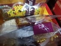 10月3日，接手工活訂單的平臺(tái)，可以帶回家做的手工活，加工沒(méi)難度，剛做手工之家的珠繡串珠手工活要注意什么？圖為勵(lì)志珠珠繡串珠小手工產(chǎn)品材料剪影