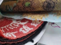 10月13日，純手工活代加工，手工外包發(fā)布平臺(tái)，手工之家負(fù)責(zé)提供的加工材料，齊全完備，圖為勵(lì)志珠珠繡串珠手工產(chǎn)品剪影
