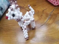 10月14日，純手工活外發(fā)加工項(xiàng)目，附近手工活拿回家做，手工之家和珠繡串珠手工優(yōu)勢(shì)明顯，圖為勵(lì)志珠珠繡串珠手工產(chǎn)品剪影