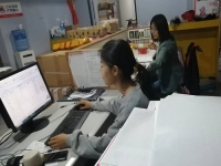 10月17日，代加工手工活，在家兼職手工活，越來(lái)越多人在手工之家做珠繡串珠手工掙錢(qián)，圖為勵(lì)志珠珠繡串珠成品倉(cāng)庫(kù)剪影
