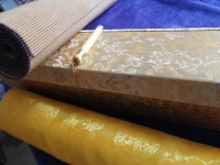 10月20日，拿回家做的手工活，長期穩(wěn)定的手工活，手工之家的個性化定制服務(wù)讓人滿意，圖為勵志珠珠繡串珠手工產(chǎn)品及外包裝剪影