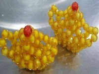 12月1日，新的一月，把純手工拿回家做，靈活就業(yè)創(chuàng)業(yè)，手工之家以誠待人、以真為本，圖為勵志珠珠繡串珠手工產(chǎn)品剪影