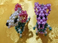 2月21日，純手工項(xiàng)目在家專兼職都能干，可以寄到家做的手工項(xiàng)目，手工之家的良好合作讓大家收入更好，圖為勵(lì)志珠珠繡串珠手工產(chǎn)品剪影