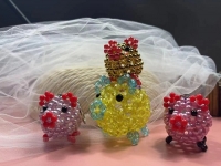 2月25日，手工項(xiàng)目拿回家做，正規(guī)廠家的手工，在手工之家對(duì)合作者平等公開不設(shè)限，銷售加工都是如此，圖為勵(lì)志珠珠繡串珠手工產(chǎn)品剪影