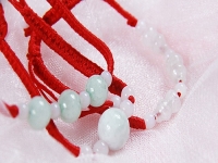 4月7日，拿回家做的手工副業(yè)，靈活就業(yè)項(xiàng)目，與手工之家合作，農(nóng)村和城市，誰(shuí)更有優(yōu)勢(shì)，圖為勵(lì)志珠珠繡串珠手工產(chǎn)品剪影